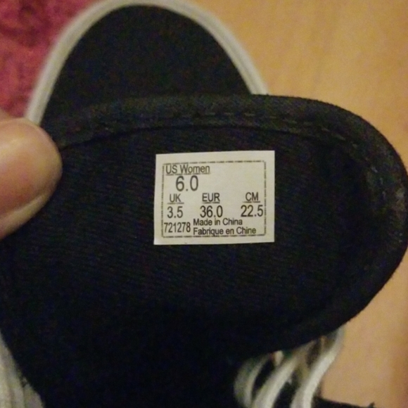 Vans - Picture 3 of 4